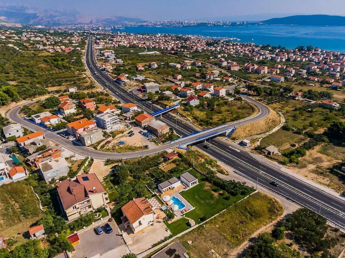 Sun-Kissed Luxury Mediterranean Villa Kaštela Chorvatsko
