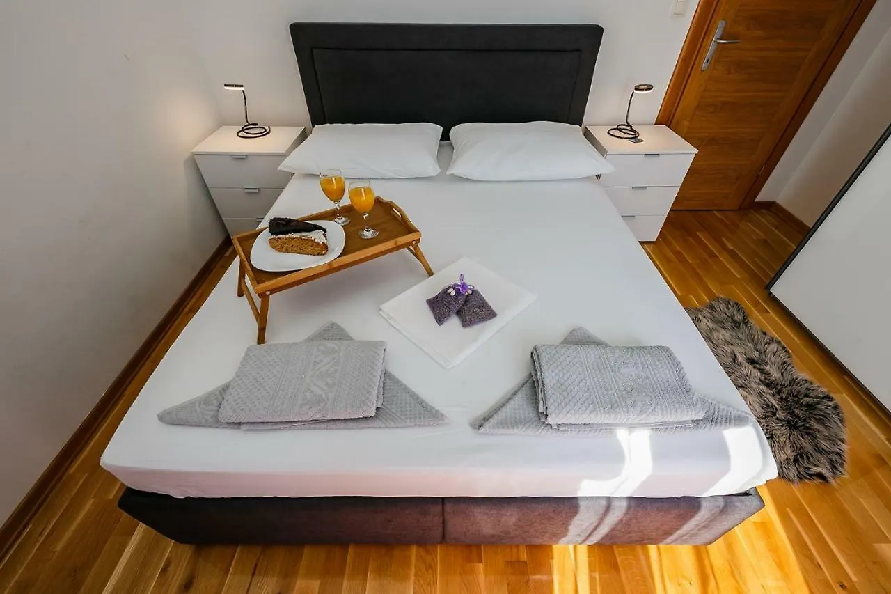 Sun-Kissed Luxury Mediterranean Villa Kaštela Chorvatsko